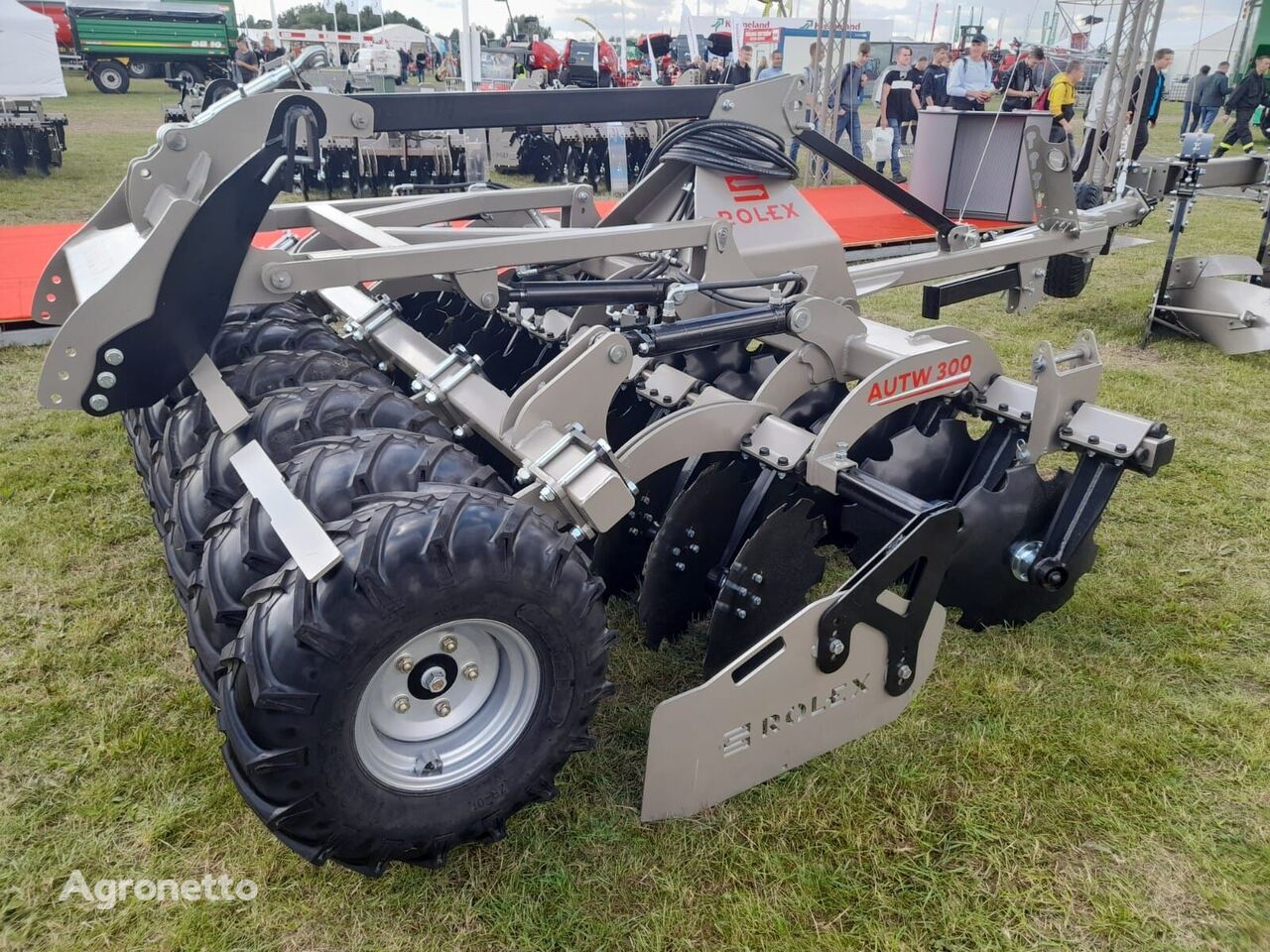 vibrocoltivatore Cultivation and sowing unit with a tire roller, semi-mounted nuovo